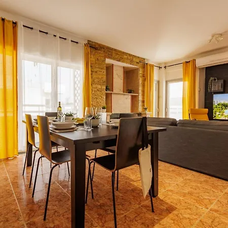 Central, Homely & Bright Gem With Balcony, Fast Wifi & Workspace By The Front Desk 아파트 *