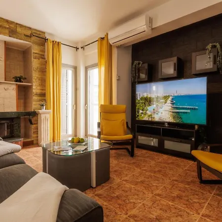 Central, Homely & Bright Gem With Balcony, Fast Wifi & Workspace By The Front Desk 아파트