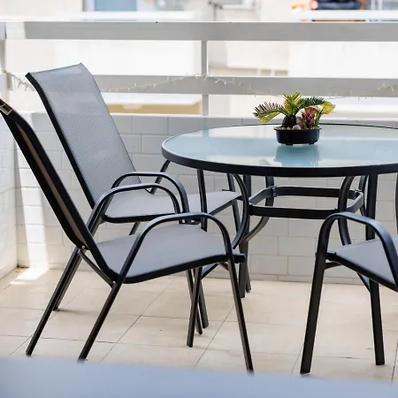 Central, Homely & Bright Gem With Balcony, Fast Wifi & Workspace By The Front Desk 아파트
