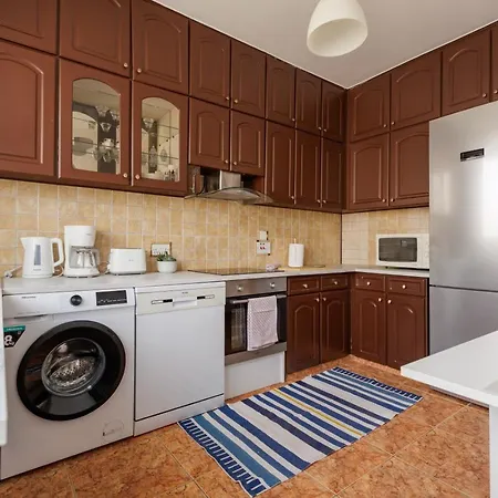 Central, Homely & Bright Gem With Balcony, Fast Wifi & Workspace By The Front Desk 레메소스