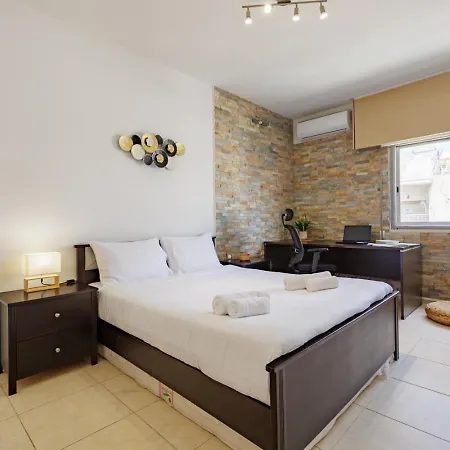 Central, Homely & Bright Gem With Balcony, Fast Wifi & Workspace By The Front Desk 아파트 레메소스