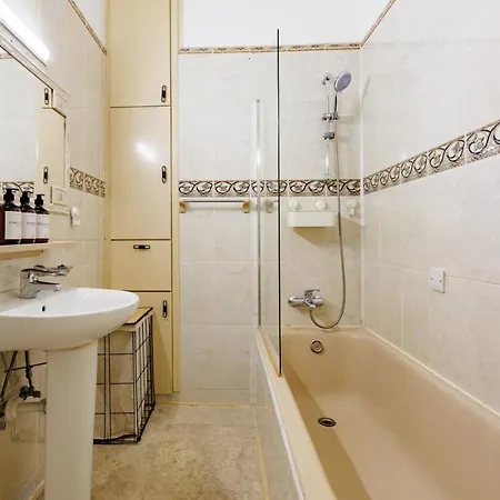 아파트 Central, Homely & Bright Gem With Balcony, Fast Wifi & Workspace By The Front Desk *