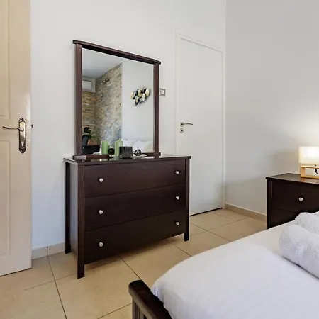 Central, Homely & Bright Gem With Balcony, Fast Wifi & Workspace By The Front Desk 아파트