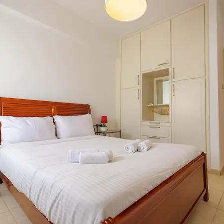 아파트 Central, Homely & Bright Gem With Balcony, Fast Wifi & Workspace By The Front Desk *