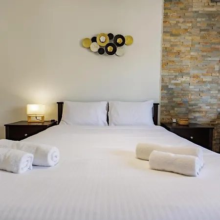 Central, Homely & Bright Gem With Balcony, Fast Wifi & Workspace By The Front Desk * 레메소스