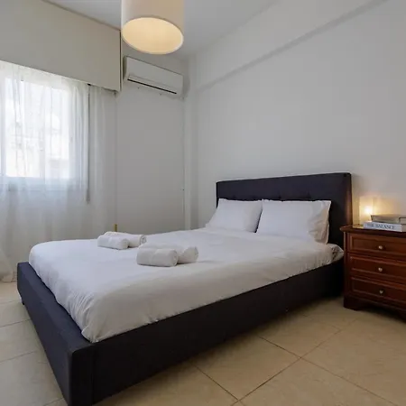 아파트 Central, Homely & Bright Gem With Balcony, Fast Wifi & Workspace By The Front Desk *