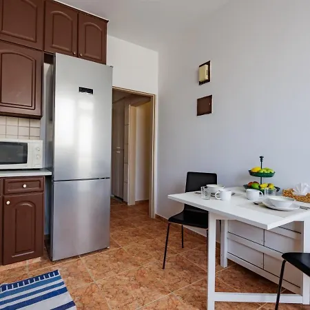 Central, Homely & Bright Gem With Balcony, Fast Wifi & Workspace By The Front Desk * 레메소스