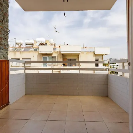 Central, Homely & Bright Gem With Balcony, Fast Wifi & Workspace By The Front Desk 아파트 레메소스