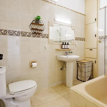 Central, Homely & Bright Gem With Balcony, Fast Wifi & Workspace By The Front Desk 아파트 *