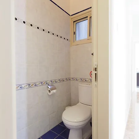 Central, Homely & Bright Gem With Balcony, Fast Wifi & Workspace By The Front Desk