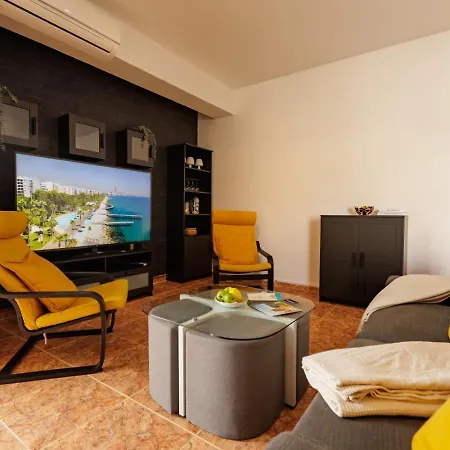 Central, Homely & Bright Gem With Balcony, Fast Wifi & Workspace By The Front Desk 아파트 레메소스