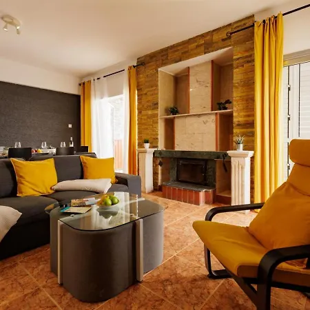 Central, Homely & Bright Gem With Balcony, Fast Wifi & Workspace By The Front Desk *