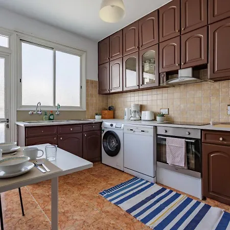 Central, Homely & Bright Gem With Balcony, Fast Wifi & Workspace By The Front Desk * 레메소스