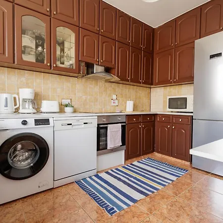 Central, Homely & Bright Gem With Balcony, Fast Wifi & Workspace By The Front Desk 레메소스
