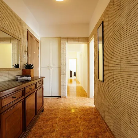 Central, Homely & Bright Gem With Balcony, Fast Wifi & Workspace By The Front Desk 아파트 *