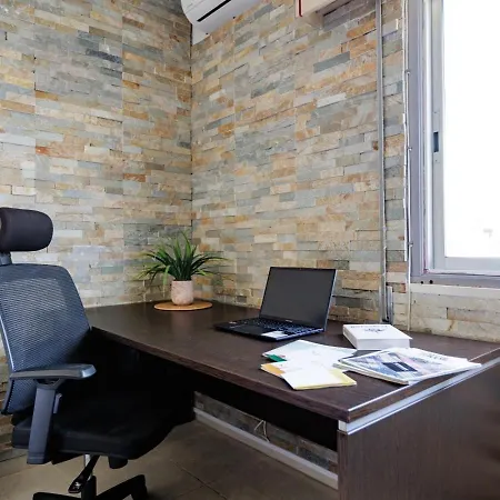 아파트 Central, Homely & Bright Gem With Balcony, Fast Wifi & Workspace By The Front Desk