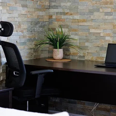 아파트 Central, Homely & Bright Gem With Balcony, Fast Wifi & Workspace By The Front Desk *