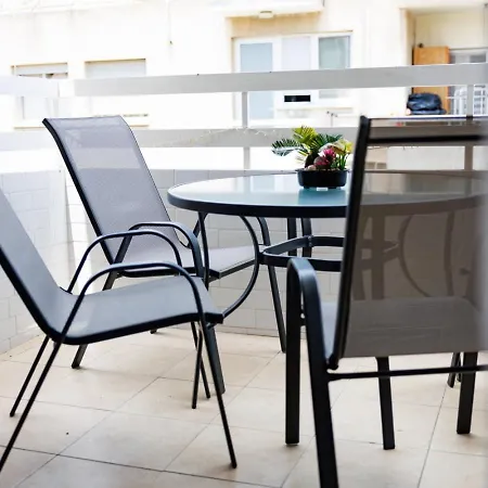 아파트 Central, Homely & Bright Gem With Balcony, Fast Wifi & Workspace By The Front Desk *