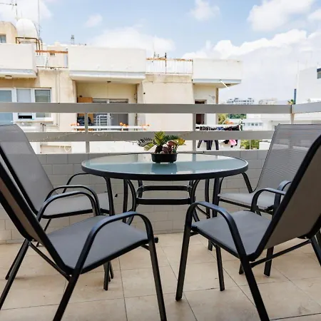 Central, Homely & Bright Gem With Balcony, Fast Wifi & Workspace By The Front Desk