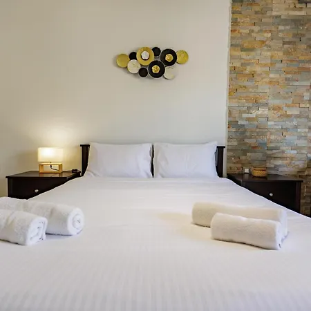 아파트 Central, Homely & Bright Gem With Balcony, Fast Wifi & Workspace By The Front Desk