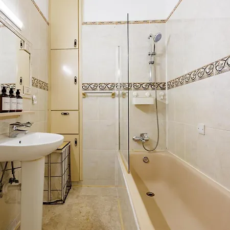 아파트 Central, Homely & Bright Gem With Balcony, Fast Wifi & Workspace By The Front Desk 레메소스