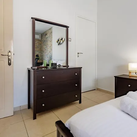 Central, Homely & Bright Gem With Balcony, Fast Wifi & Workspace By The Front Desk 레메소스