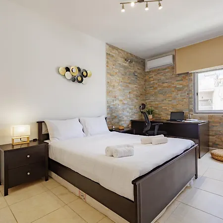 아파트 Central, Homely & Bright Gem With Balcony, Fast Wifi & Workspace By The Front Desk 레메소스