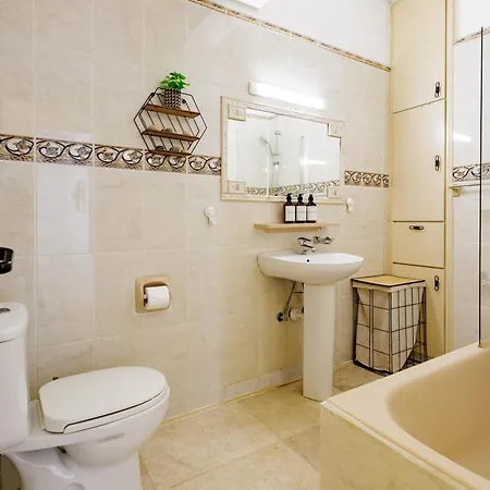 Central, Homely & Bright Gem With Balcony, Fast Wifi & Workspace By The Front Desk *