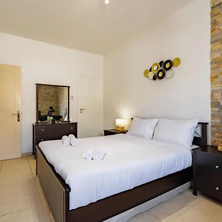 Central, Homely & Bright Gem With Balcony, Fast Wifi & Workspace By The Front Desk *