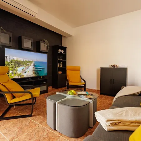Central, Homely & Bright Gem With Balcony, Fast Wifi & Workspace By The Front Desk