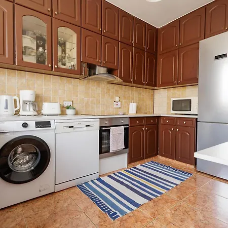 Central, Homely & Bright Gem With Balcony, Fast Wifi & Workspace By The Front Desk 아파트 레메소스