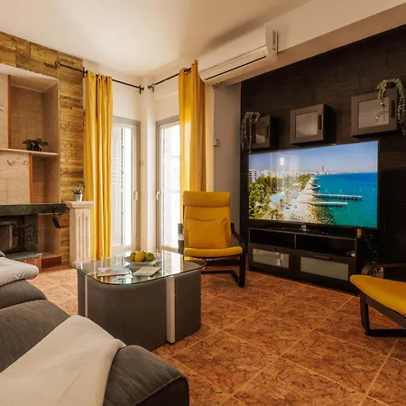 Central, Homely & Bright Gem With Balcony, Fast Wifi & Workspace By The Front Desk 아파트 *