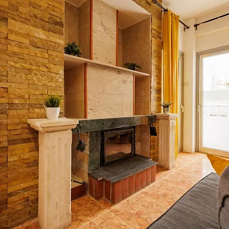 Central, Homely & Bright Gem With Balcony, Fast Wifi & Workspace By The Front Desk Apartman *