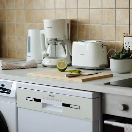 Central, Homely & Bright Gem With Balcony, Fast Wifi & Workspace By The Front Desk * 레메소스