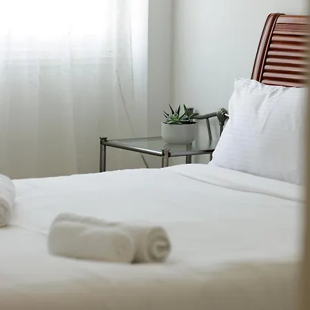 아파트 Central, Homely & Bright Gem With Balcony, Fast Wifi & Workspace By The Front Desk 레메소스