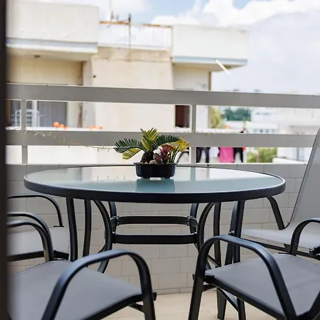 Central, Homely & Bright Gem With Balcony, Fast Wifi & Workspace By The Front Desk Apartman