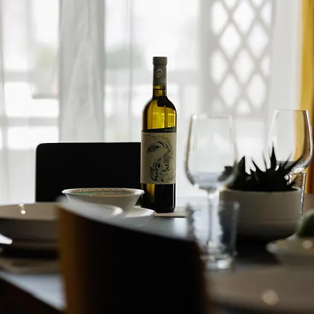 Central, Homely & Bright Gem With Balcony, Fast Wifi & Workspace By The Front Desk 아파트 레메소스
