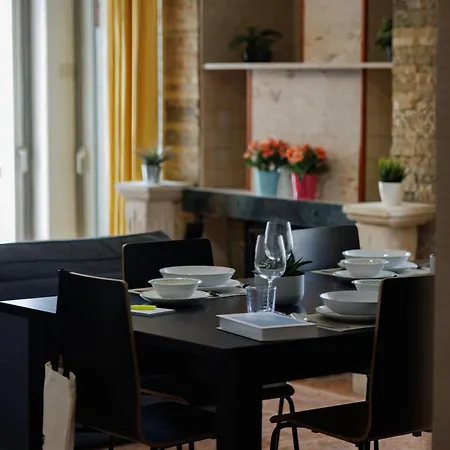 아파트 Central, Homely & Bright Gem With Balcony, Fast Wifi & Workspace By The Front Desk 레메소스