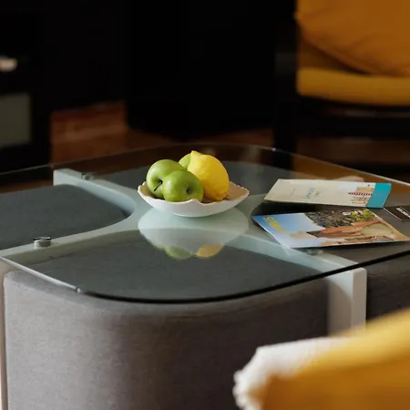 아파트 Central, Homely & Bright Gem With Balcony, Fast Wifi & Workspace By The Front Desk
