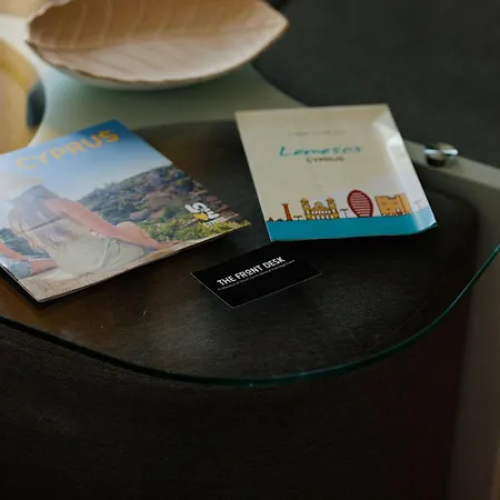 Central, Homely & Bright Gem With Balcony, Fast Wifi & Workspace By The Front Desk 레메소스